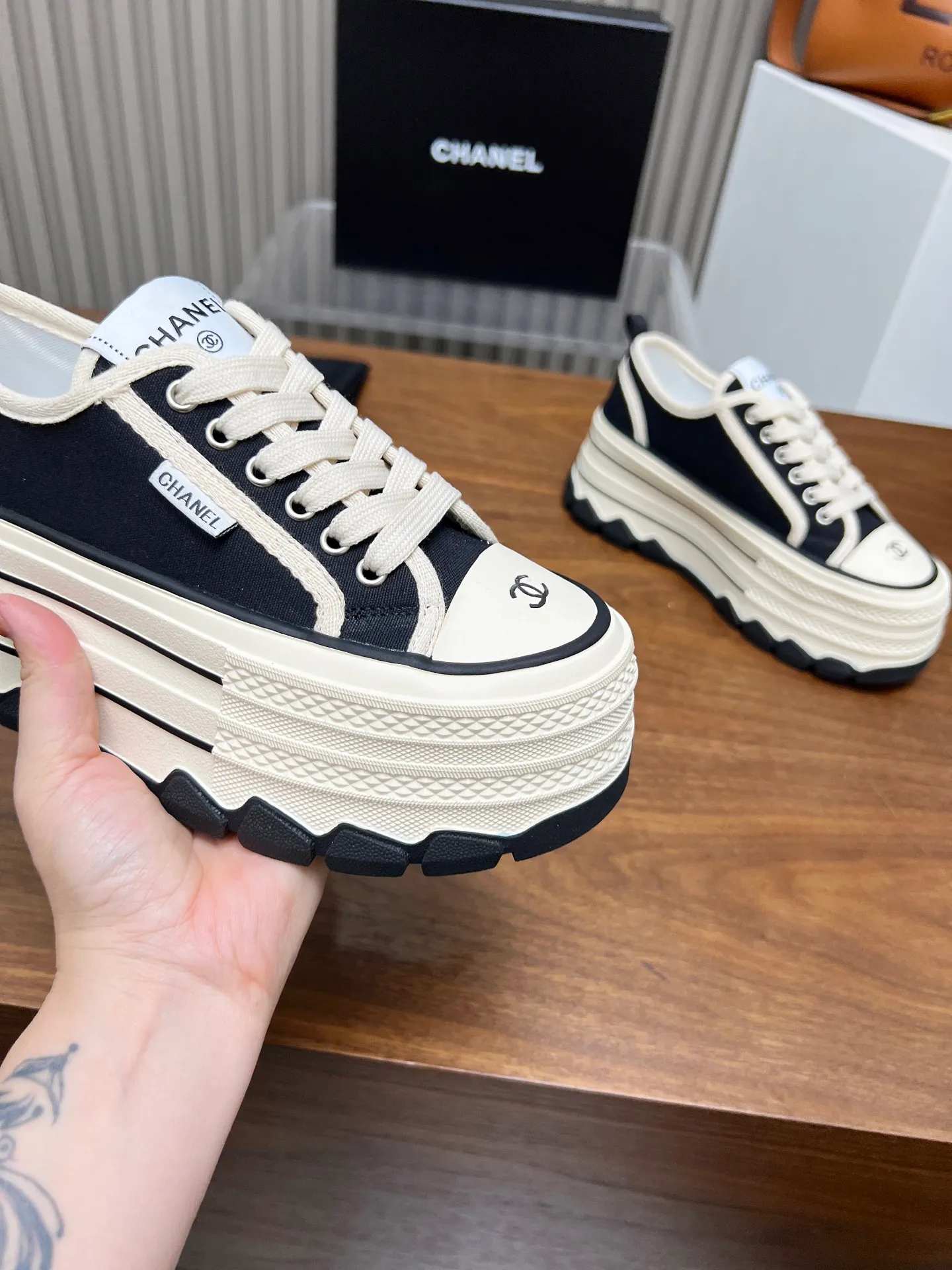 👟👟Ex-factory price 460👟👟 Top version, original quality! ! ! Chanel Chanel - 2025 biscuit shoes, the top casual sports shoes in the counter. This classic design; the style of the upper is made of various craftsmanship; the outsole is fashionable and sporty; the unusual inclusion of a variety of color matching elements... The diversified mix and match is very beautiful and versatile, casual, fashionable, sports and outdoor can be taken into account... ꫛꫀꪝ Go➫ Material: ❶Upper made of: original canvas ❷Inside made of: sheepskin ❸Outsole based on: Original TPU combination outsole, counter quality packaging, complete set for women 35–40